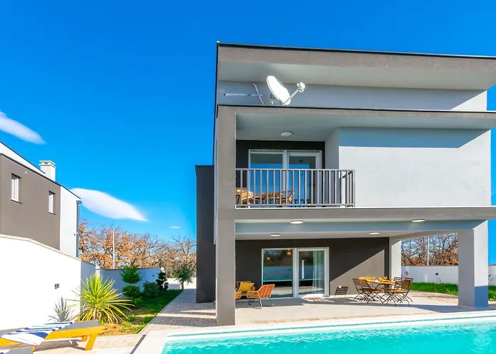 Modern Casa Di Lucija With Heated Pool, Near Airport, Own Parking *