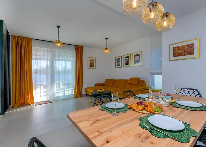 Modern Casa Di Lucija With Heated Pool, Near Airport, Own Parking