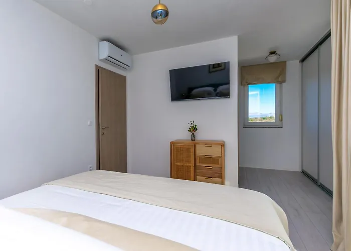 Villa Modern Casa Di Lucija With Heated Pool, Near Airport, Own Parking