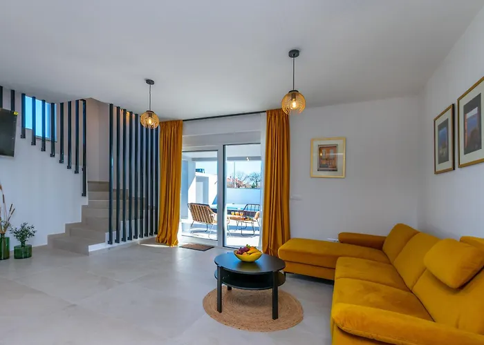 Villa Modern Casa Di Lucija With Heated Pool, Near Airport, Own Parking *