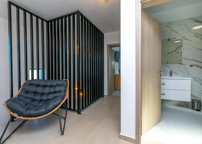 Modern Casa Di Lucija With Heated Pool, Near Airport, Own Parking Villa *