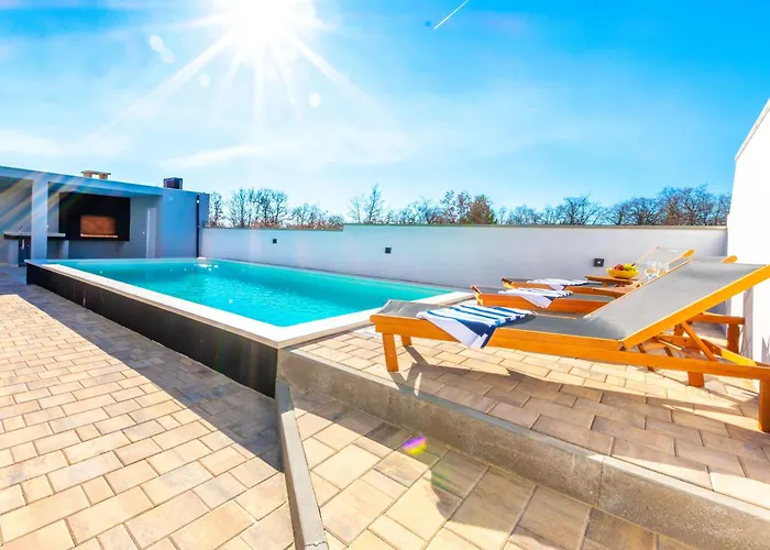 Modern Casa Di Lucija With Heated Pool, Near Airport, Own Parking Villa