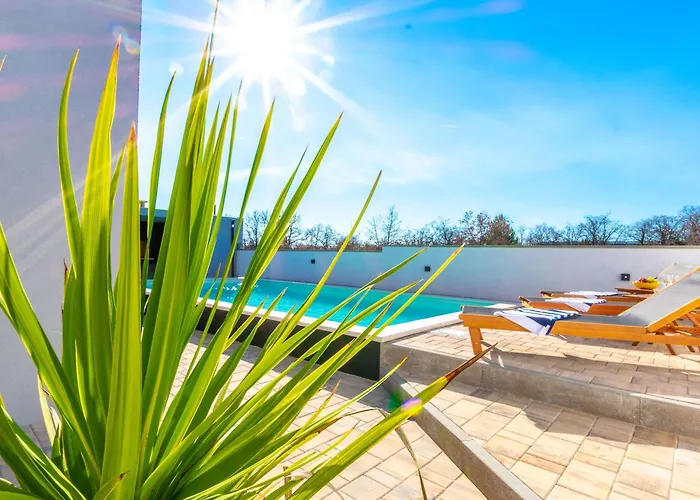 Villa Modern Casa Di Lucija With Heated Pool, Near Airport, Own Parking