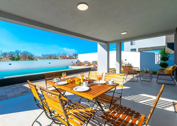 Modern Casa Di Lucija With Heated Pool, Near Airport, Own Parking *