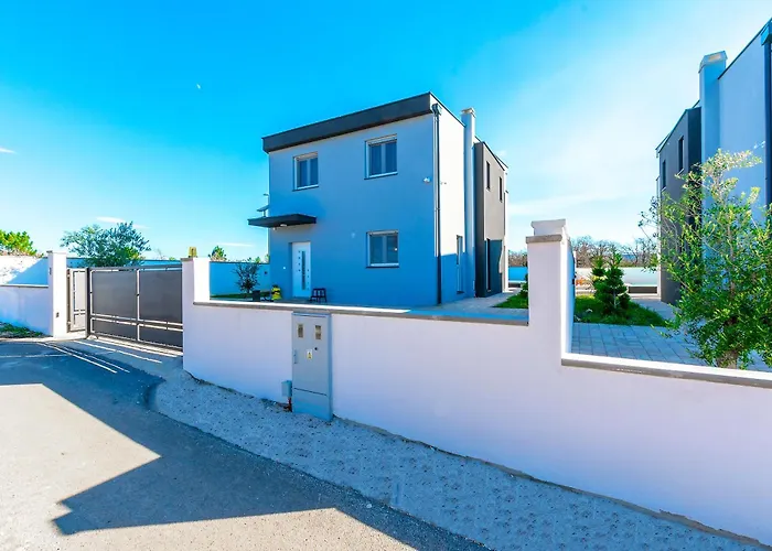 Modern Casa Di Lucija With Heated Pool, Near Airport, Own Parking Villa *