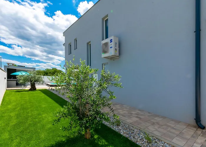 Villa Modern Casa Di Lucija With Heated Pool, Near Airport, Own Parking