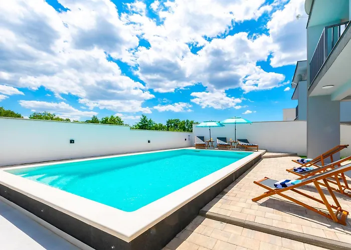 Villa Modern Casa Di Lucija With Heated Pool, Near Airport, Own Parking *