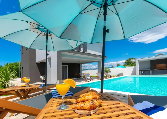 Modern Casa Di Lucija With Heated Pool, Near Airport, Own Parking Villa