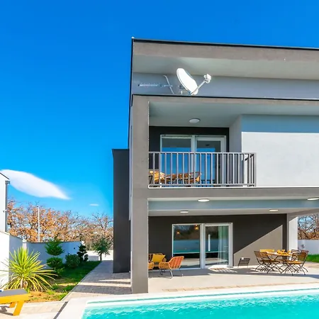 Modern Casa Di Lucija With Heated Pool, Near Airport, Own Parking *