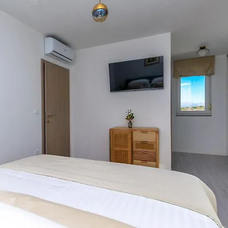 Villa Modern Casa Di Lucija With Heated Pool, Near Airport, Own Parking