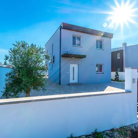 Modern Casa Di Lucija With Heated Pool, Near Airport, Own Parking Villa