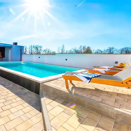 Modern Casa Di Lucija With Heated Pool, Near Airport, Own Parking Villa