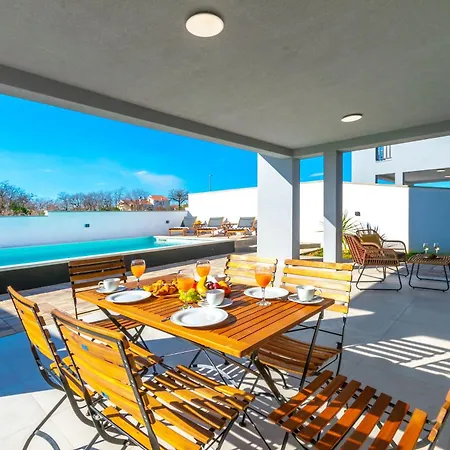 Modern Casa Di Lucija With Heated Pool, Near Airport, Own Parking *