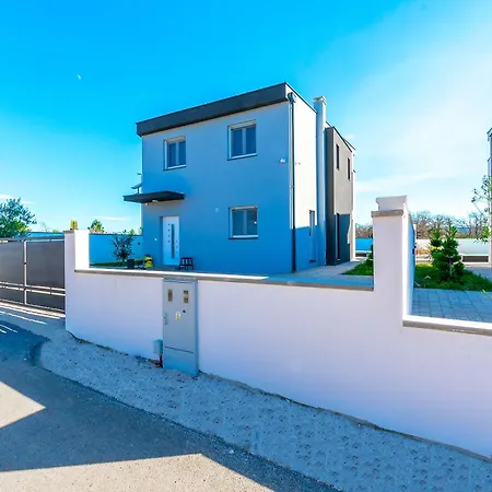 Modern Casa Di Lucija With Heated Pool, Near Airport, Own Parking Villa *