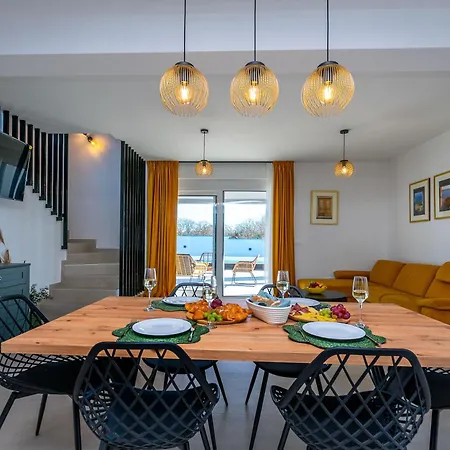 Modern Casa Di Lucija With Heated Pool, Near Airport, Own Parking