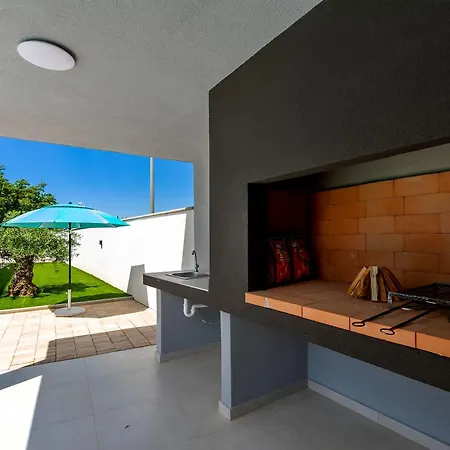 Modern Casa Di Lucija With Heated Pool, Near Airport, Own Parking *