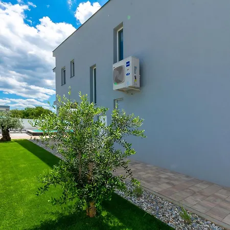 Villa Modern Casa Di Lucija With Heated Pool, Near Airport, Own Parking