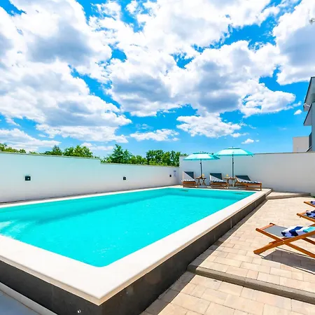 Villa Modern Casa Di Lucija With Heated Pool, Near Airport, Own Parking *