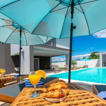 Modern Casa Di Lucija With Heated Pool, Near Airport, Own Parking Villa