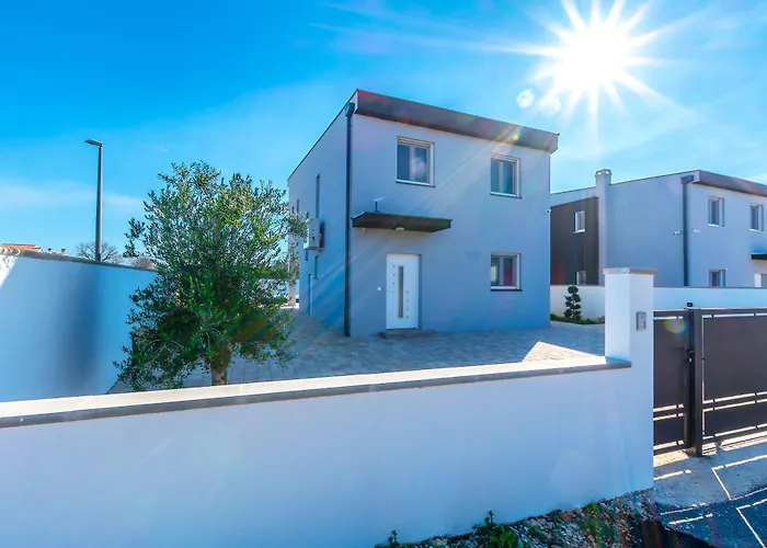 Modern Casa Di Lucija With Heated Pool, Near Airport, Own Parking Vila