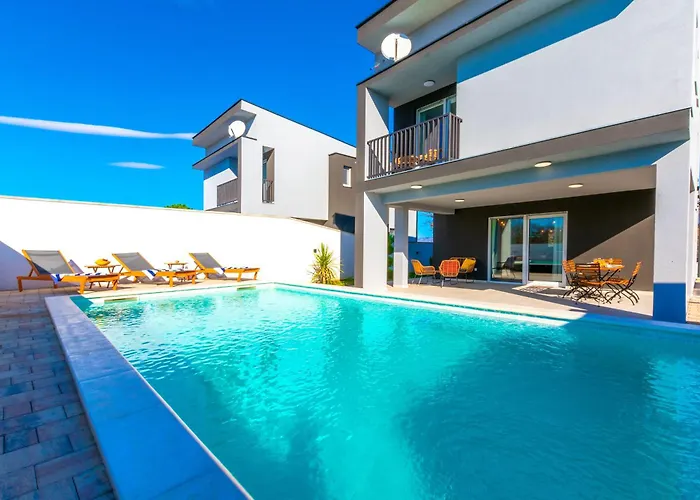 Vila Modern Casa Di Lucija With Heated Pool, Near Airport, Own Parking *