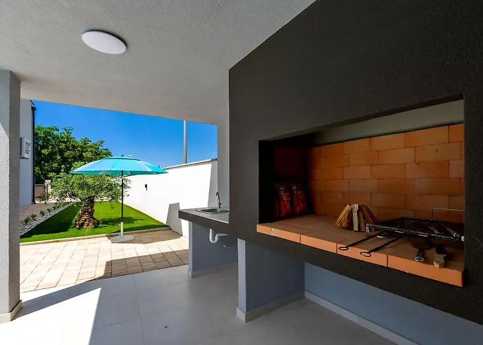 Modern Casa Di Lucija With Heated Pool, Near Airport, Own Parking *